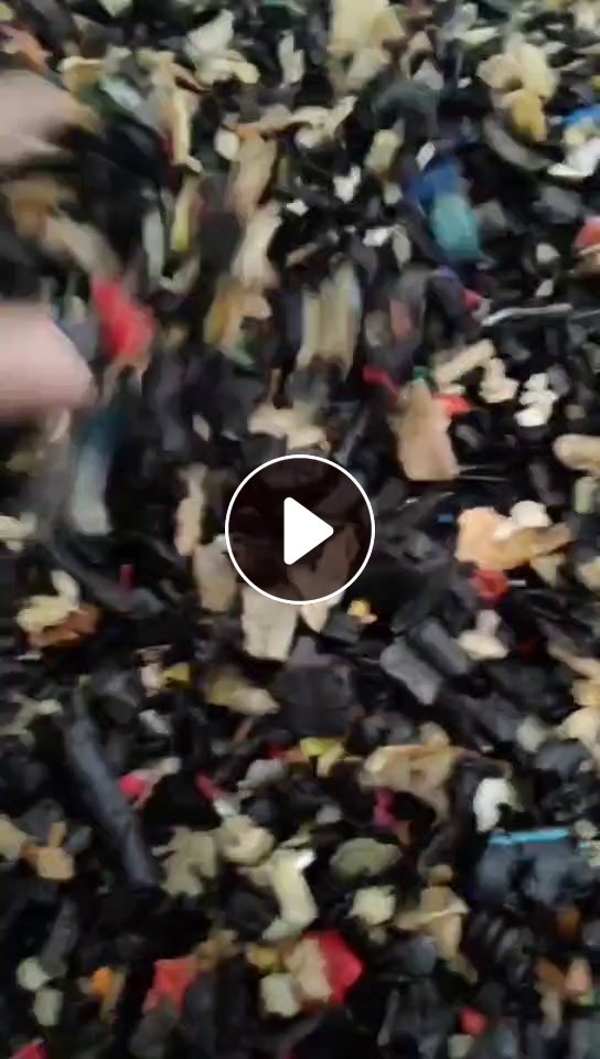 出售铁厂下来的尼龙破碎料，纯度98%，月供300吨