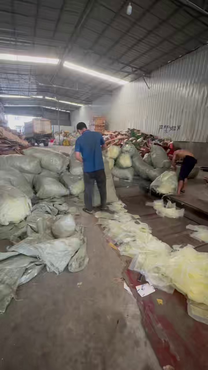 出售手机壳厂尼龙复高压膜废料，现货10吨，黄色部分有些带胶，有些没胶