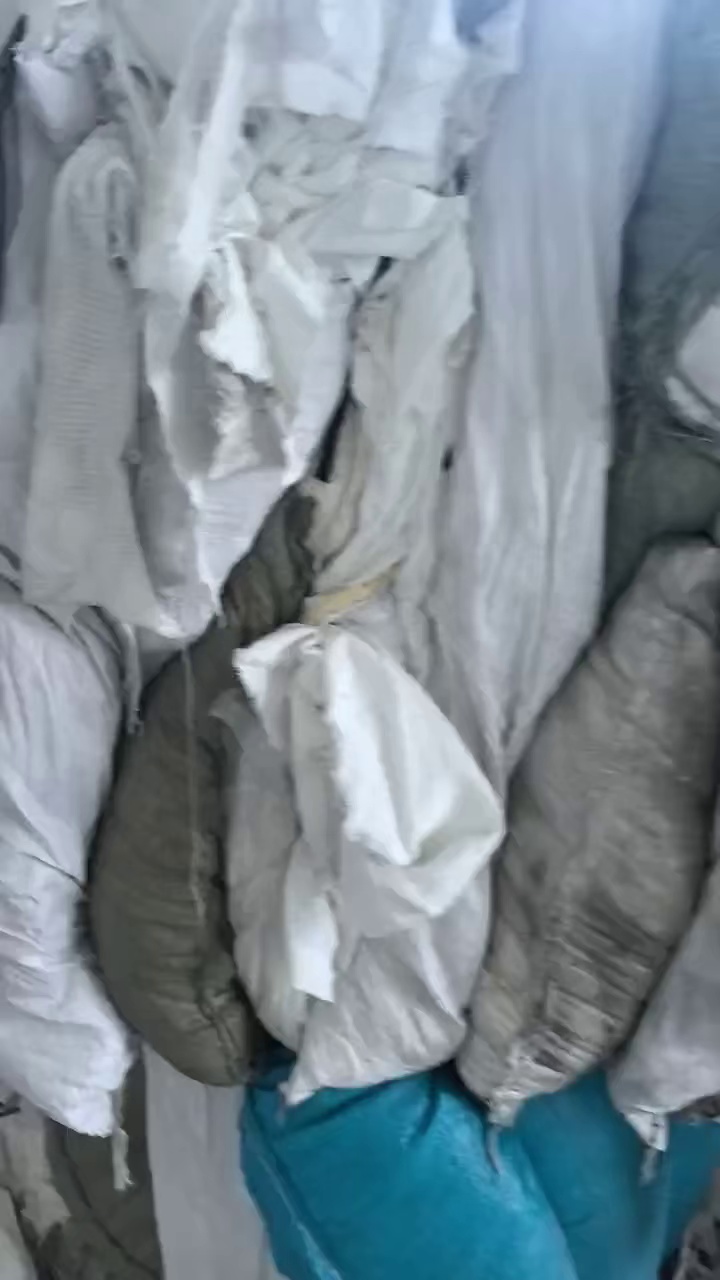 长期出售纯棉涤棉梭织布，本白漂白都放在一起，统货出，每个月有20多吨，货在安徽六安