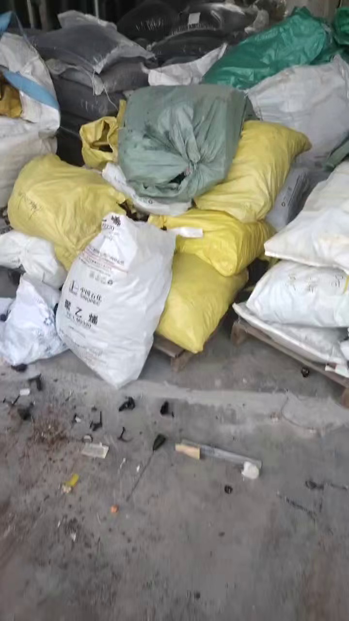 出售PVC机头料，里面还有TPU，PU，TPE，PVC占比80%左右。月供几十吨，电线厂下来的