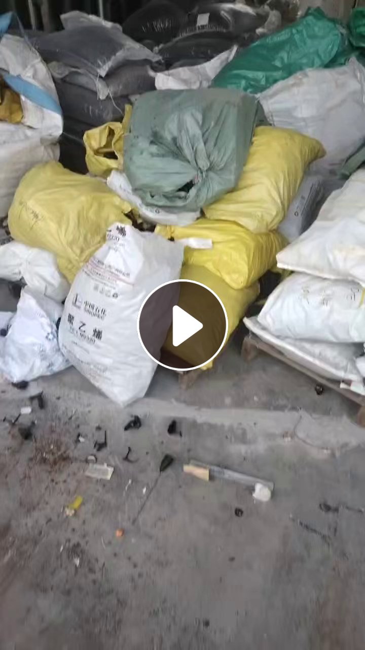 出售PVC机头料，里面还有TPU，PU，TPE，PVC占比80%左右。月供几十吨，电线厂下来的