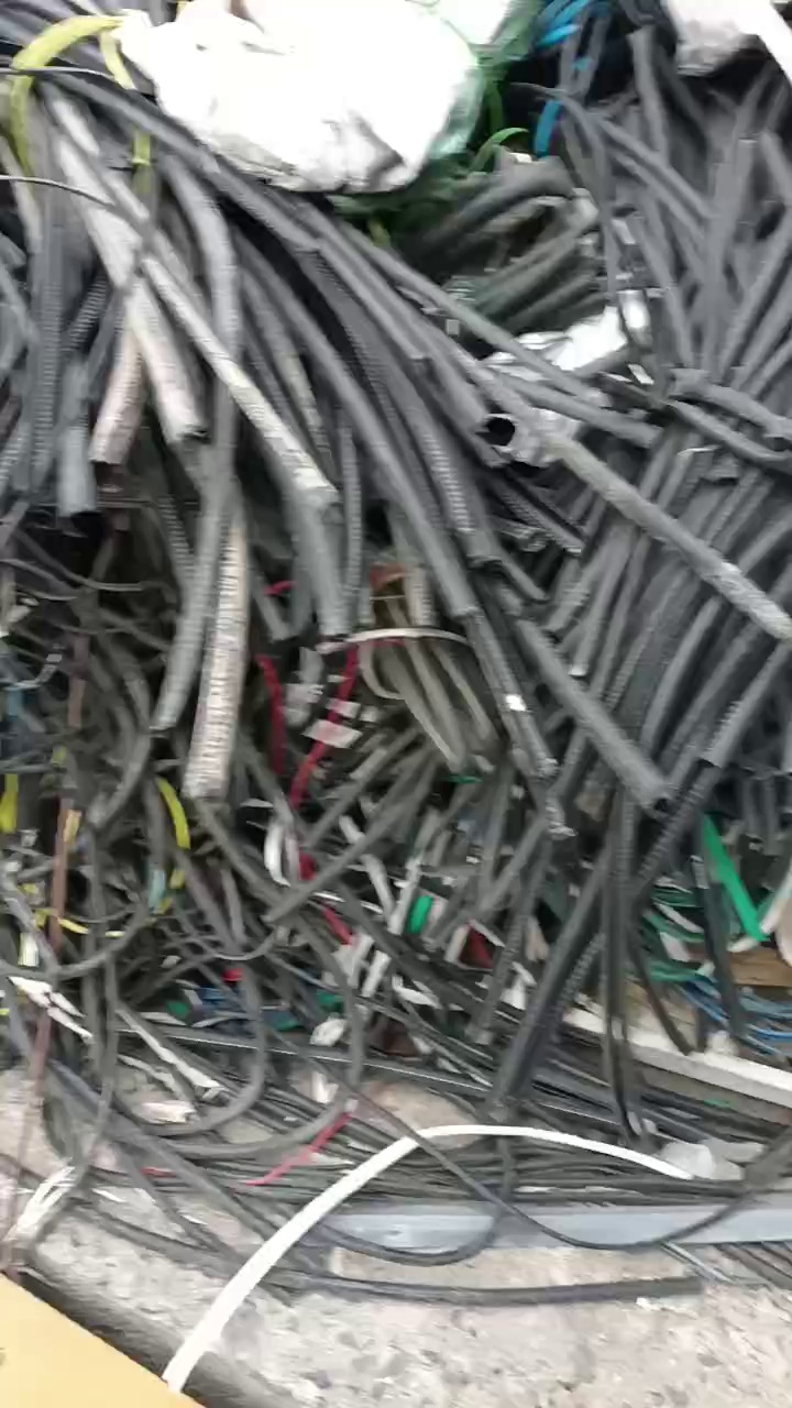 出售PVC电缆皮电线皮毛料，现货几吨