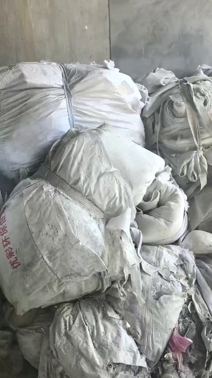 长期出售无纺布边角料，pet复合es的，针次无纺布复合了一层涤纶网格布，现货十多吨，可以开花用