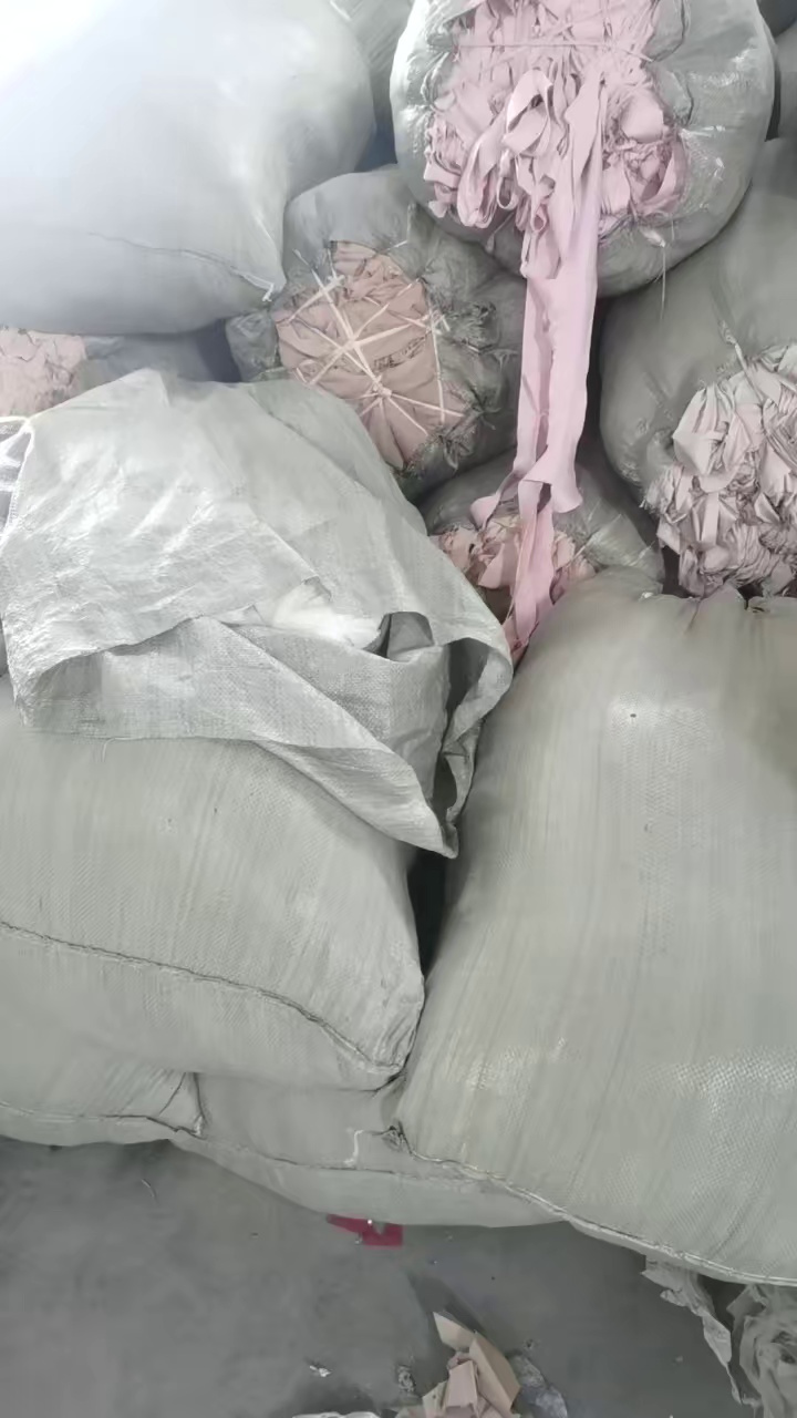 长期出售从内衣厂，瑜伽裤厂下来的锦氨废布，锦氨边角料，统货走，现货50吨左右