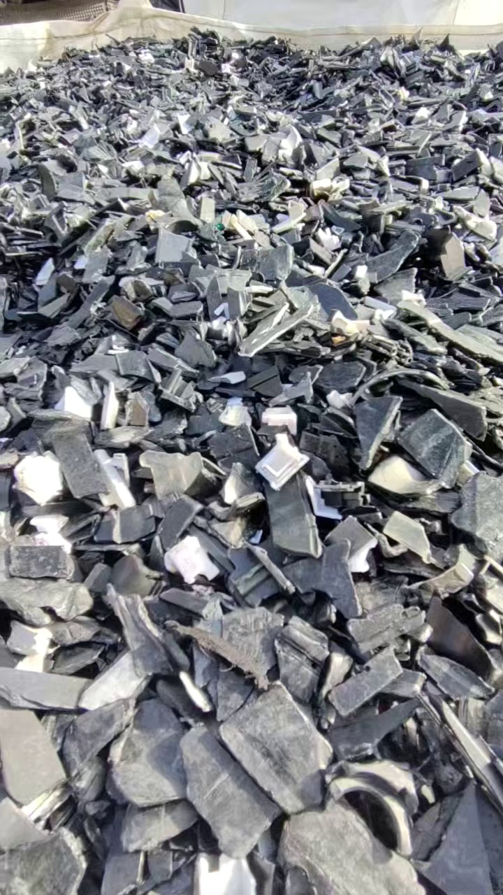 出售合金破碎料，是导航壳破碎的，冲击20几个，阻燃的，现货30几吨
