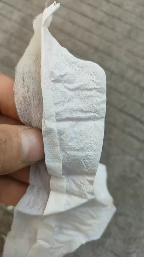 长期出售白色卫生巾边角料，复合无纺布边角料，现货一挂车