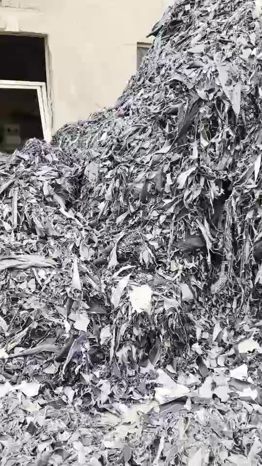 长期收购纯棉牛仔边角料，牛仔废布，可褪色牛仔废布，月需两百吨