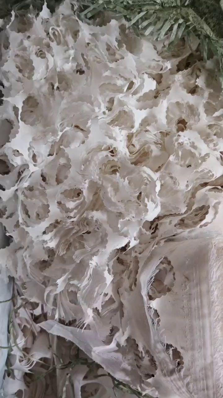 长期出售做假花下来带浆的涤纶废布，涤纶边角料，涤纶开花料，现货6.8米一车