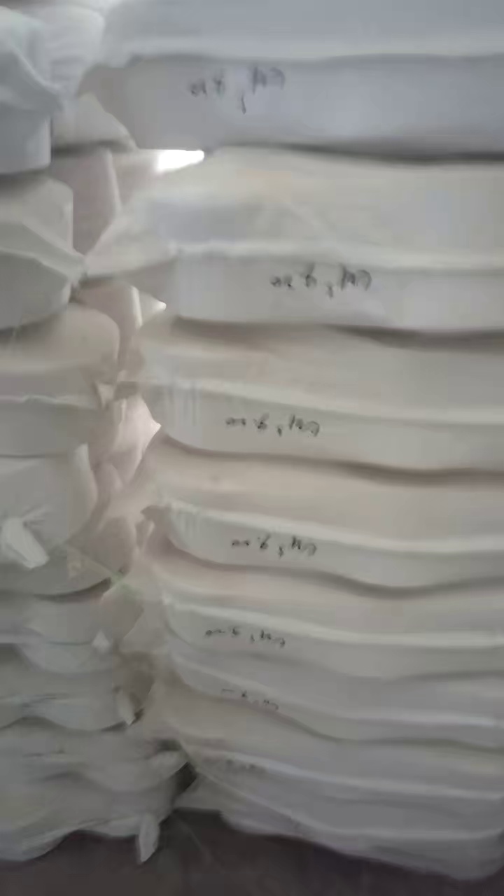 出售环锭纺下来的纯棉纱线，纯棉棉纱，库存纱线，21支的，12个轴子一包，现货35吨