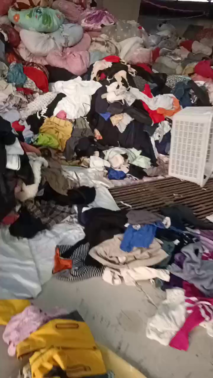 长期出售旧衣服大白，白料，开花料，月供20-30吨，货在河南洛阳
