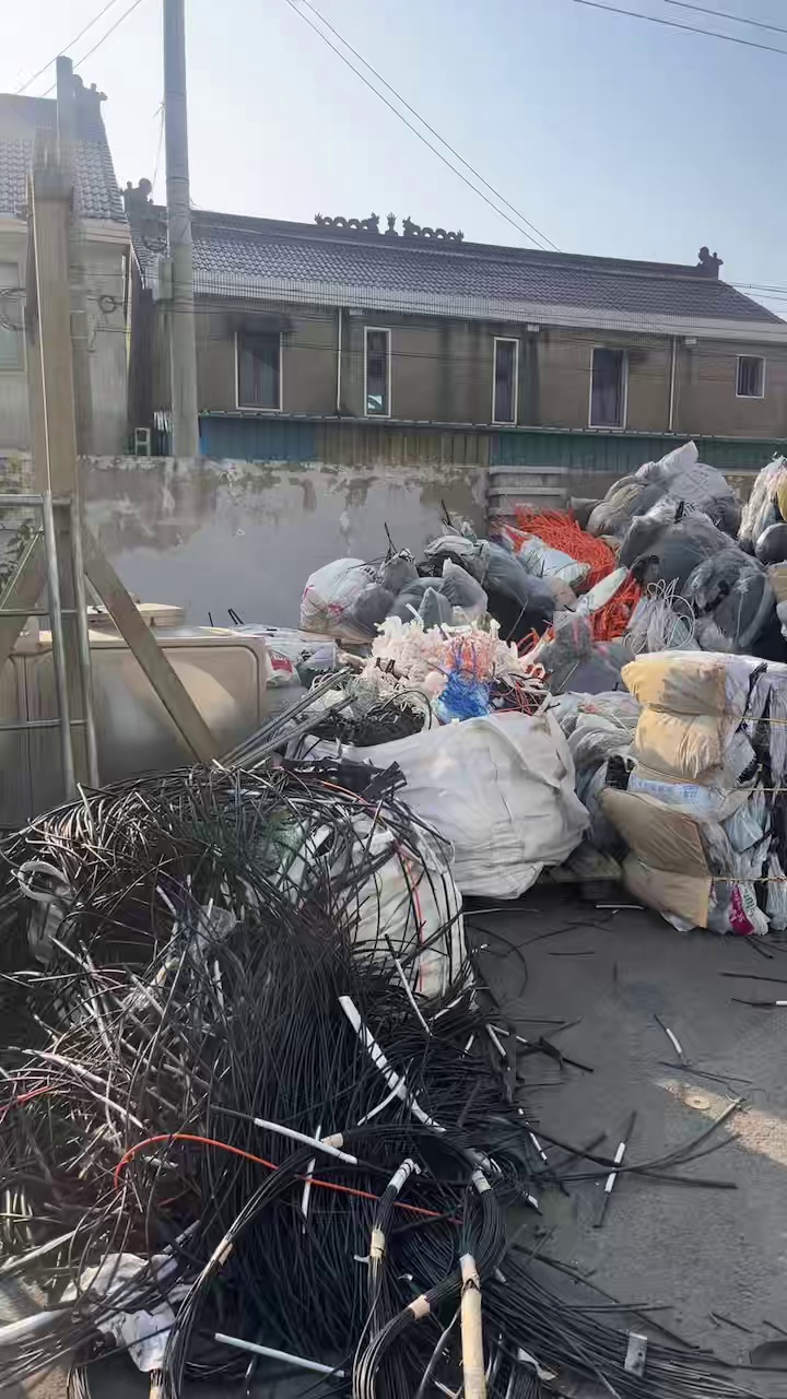 出售PVC线皮料，杂色统货一起出，月供10吨多