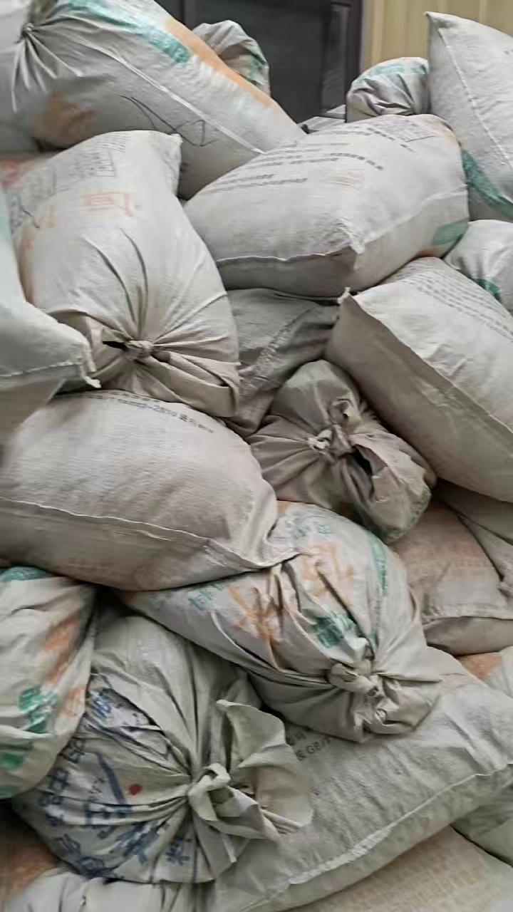 出售化纤厂下来的黑色锦纶废丝，尼龙废丝，单六，现货有七八吨，货在山东德州