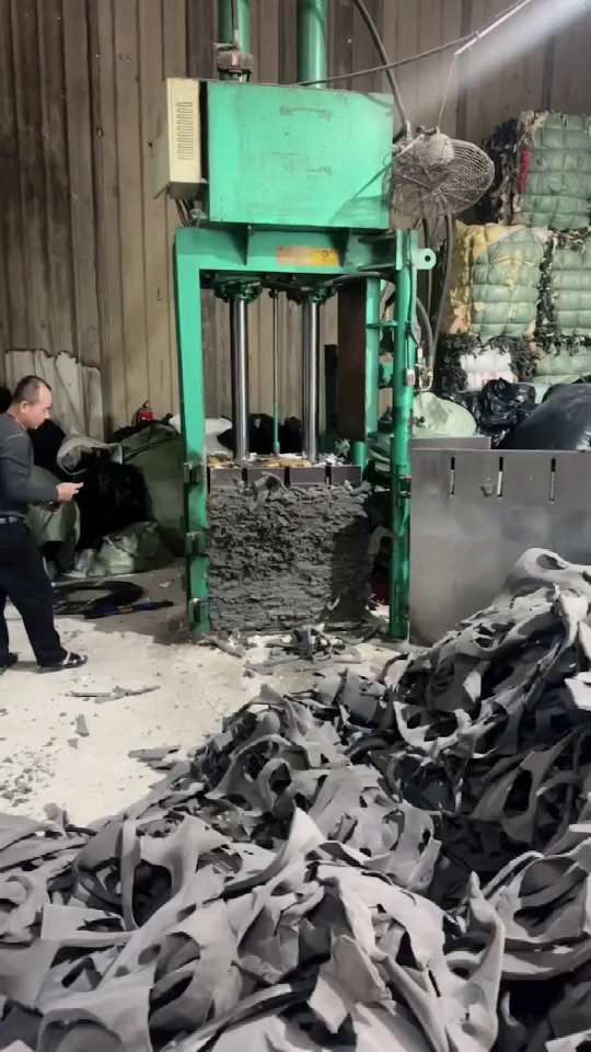 长期出售内衣海绵边角料，文胸海绵边料，有干净的也有带布，都有分开，货在广东汕头