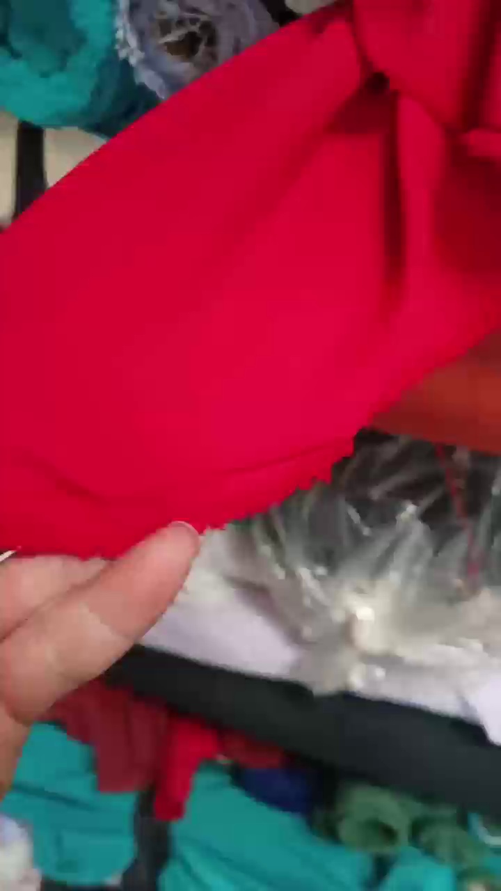 长期出售涤纶小卷布，色胚小卷布，涤纶卷布，现货有10吨，货在江苏苏州