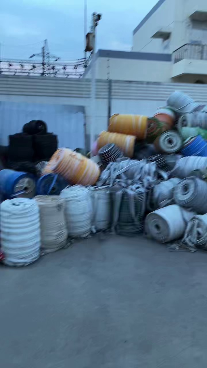长期出售涤纶布条，雨衣厂下来的，带点轻胶，打绳用，现货十几吨，货在山东临沂