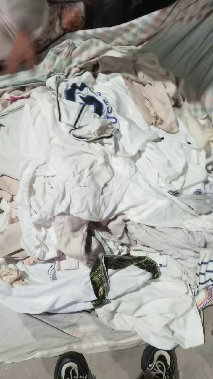 长期出售旧衣服大白，白料，开花料，月供几十吨，货在河北石家庄