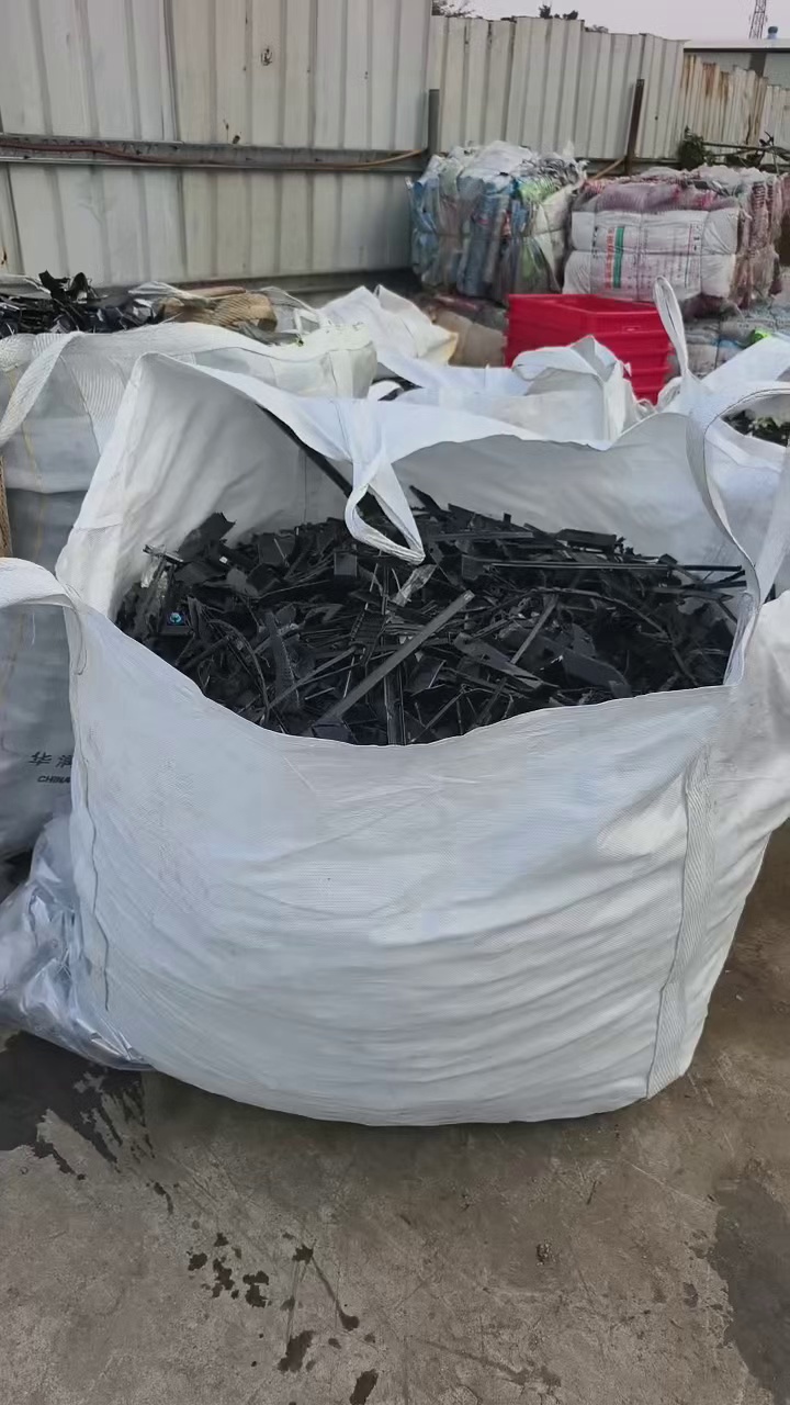 出售合金毛料，是电脑壳下来的，厂里下来的时候有做了一定的破碎，现货2.3吨