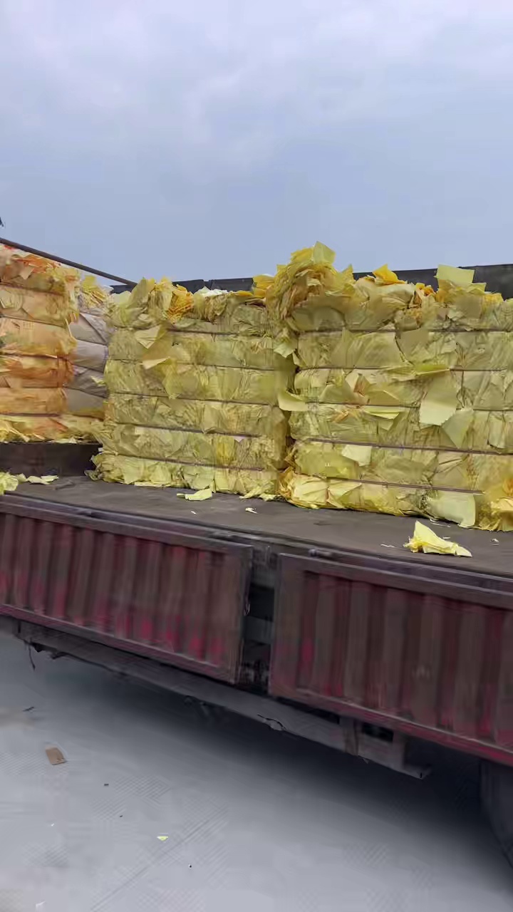 长期出售淋膜纸压包料，黄色白色分开打包，白色居多，黄色很少