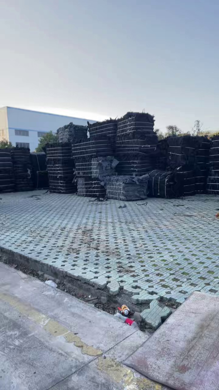 长期出售汽车轮毂边料，涤纶汽车内饰，汽车内饰边角料，基本上都是硬质的，现货三四十吨