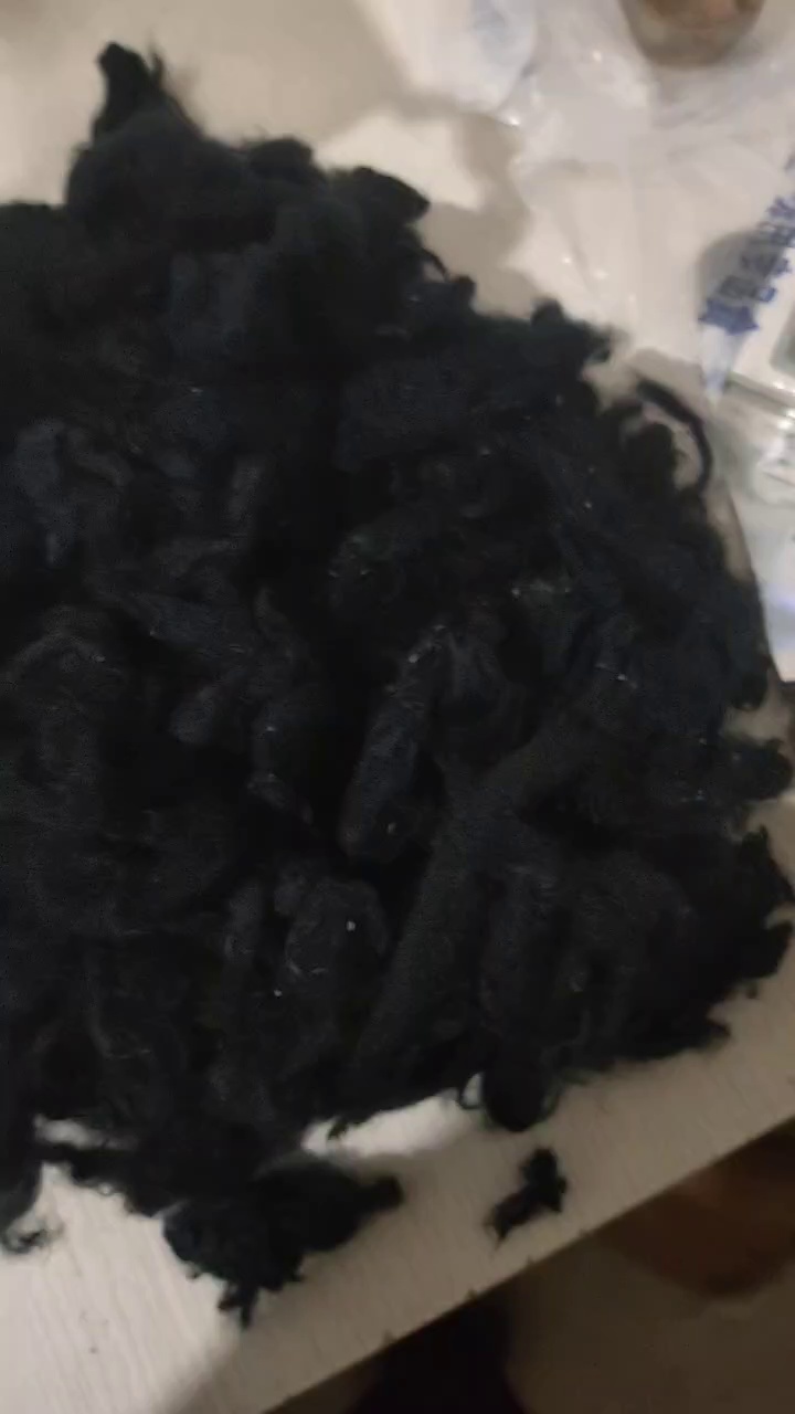 长期出售羊皮上剪下来的纯羊毛，羊毛料，都是黑色的，可以用来增加毛度，月供十几吨