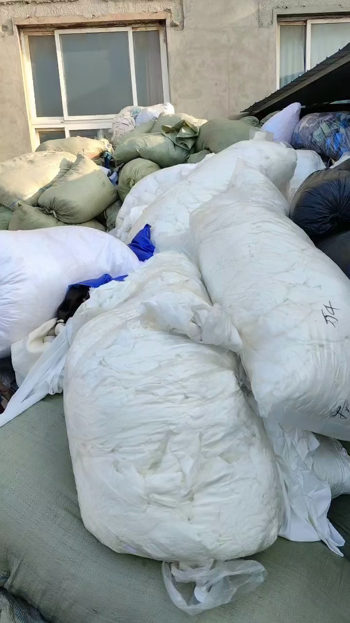 长期出售窗帘废布，窗帘边角料，涤纶废布，什么颜色都有，统货走，现货30吨