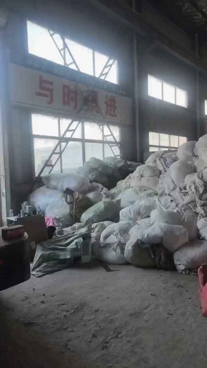 长期出售涤纶磨毛料，都是白色的，有湿毛和干毛，可以做工业油漆，可以造粒用，都是压好包，每月300吨
