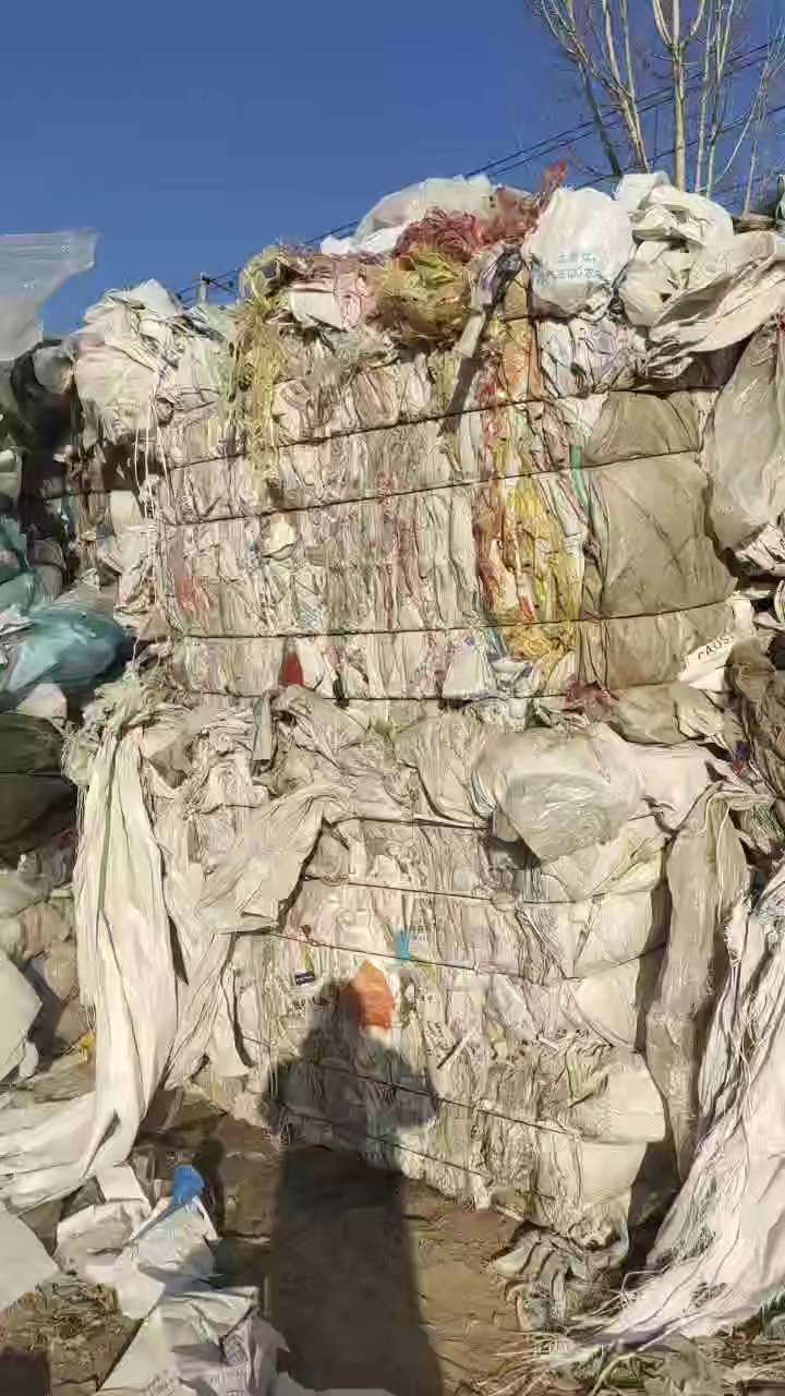 出售废旧水洗吨包、编织袋，花色、小白料都有，月供300吨