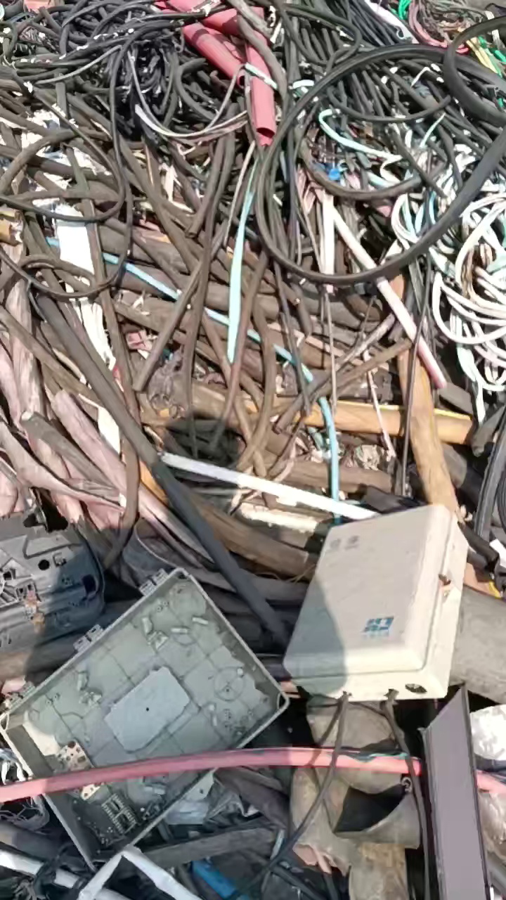 长期出售橡胶电缆皮废料，大部分黑色