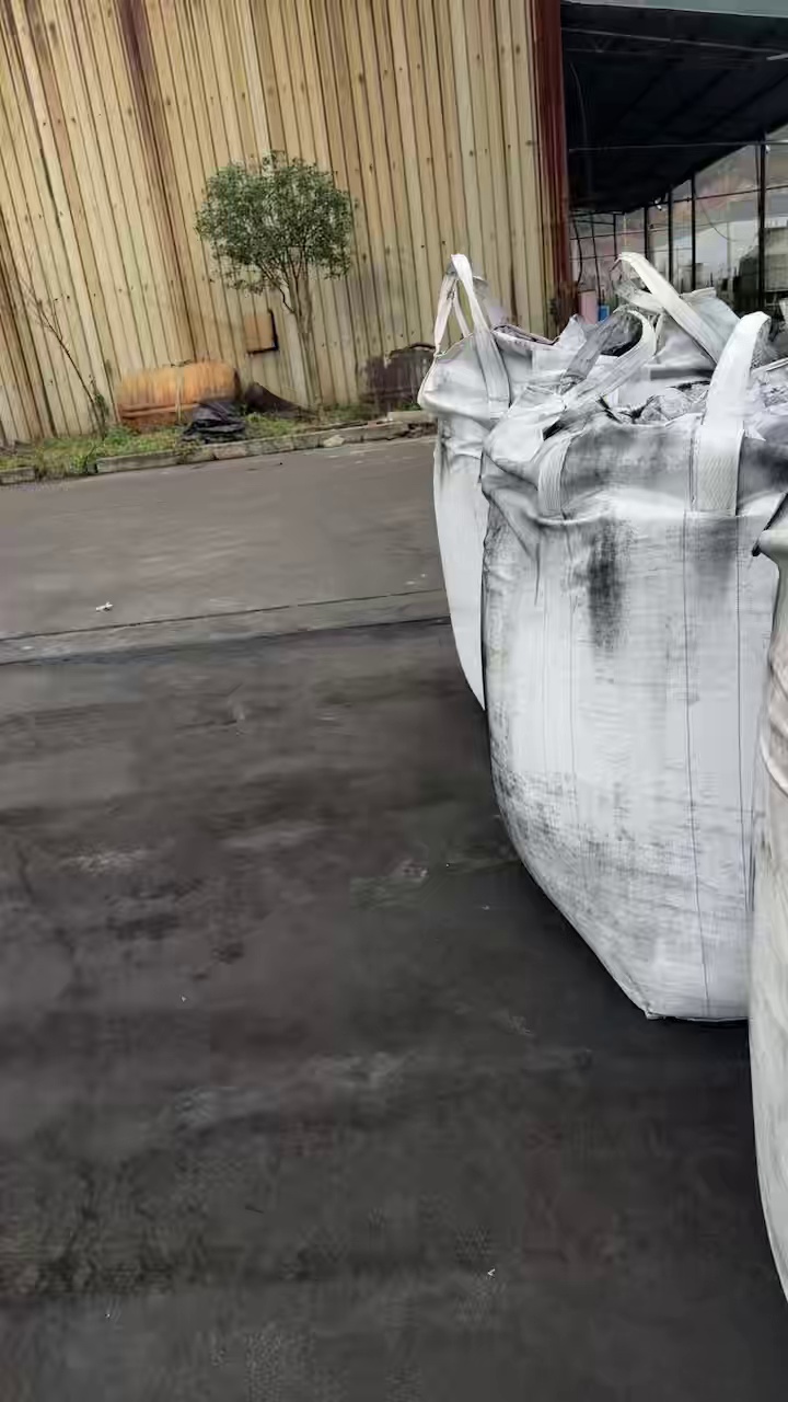 常年大量出售塑碳黑，热值3600几，会吸水，每个月1000把吨