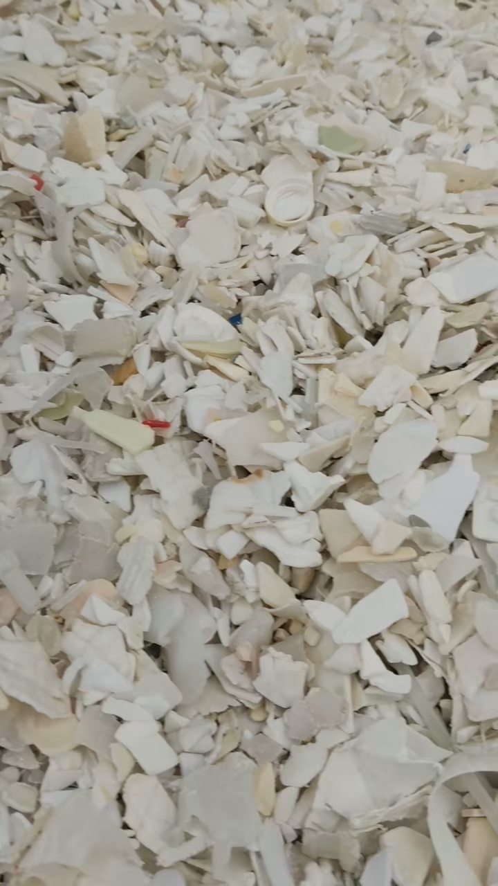 出售日杂纯漂白丙破碎料，每个月100多吨