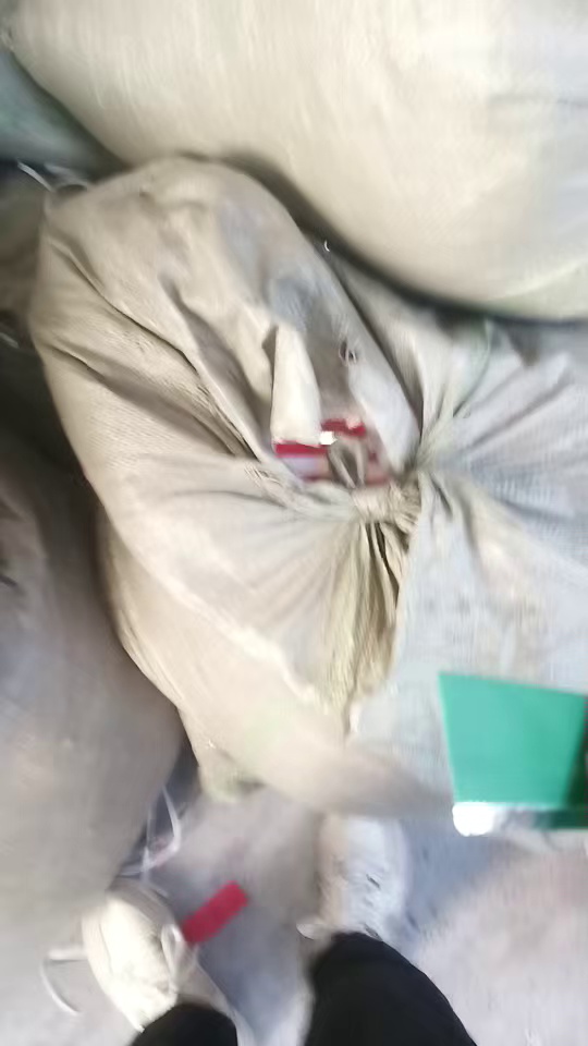 长期出售PP无纺布手提袋边料奶茶外卖袋边角料，每个月有五六十吨，货在安徽亳州