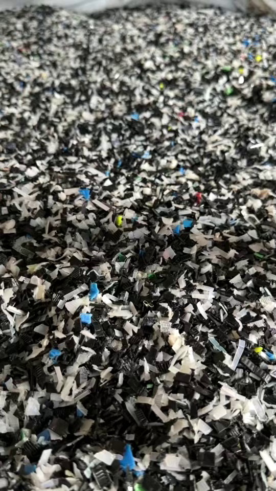 长期出售尼龙扎带破碎料，杂色的，单双6混一起