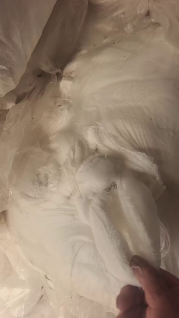 长期出售纯棉废纱布边料，纯棉棉条，纯棉开花料，月供几十吨，货在河南新乡