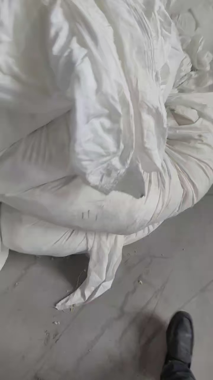 长期出售涤纶废布，涤纶布块，白色跟花色统货出，白色居多，可开花可造粒，月供50吨，货在江苏宿迁