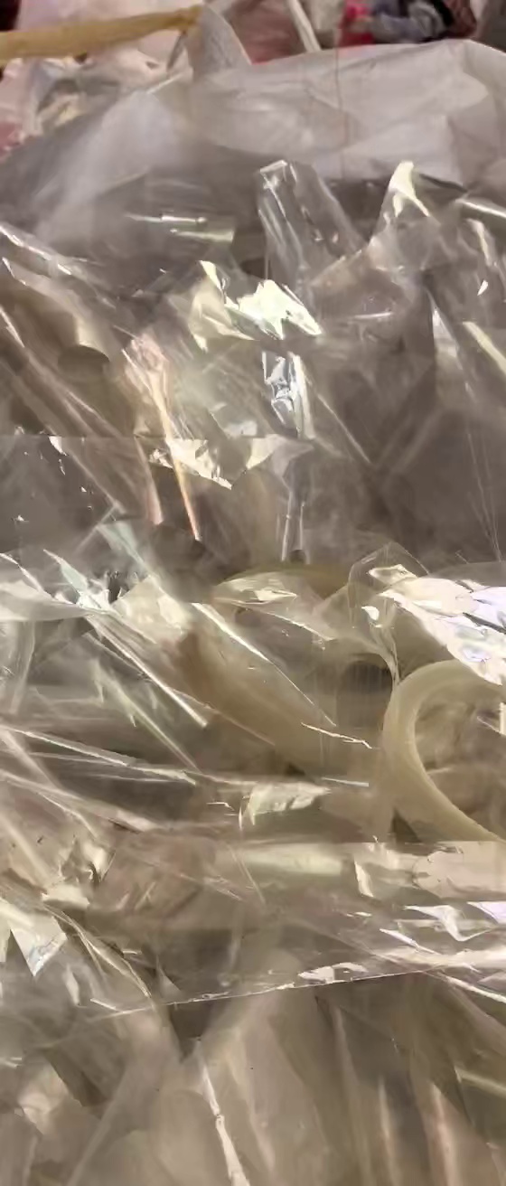 大量出售无胶PET滑膜废料，现货一挂车