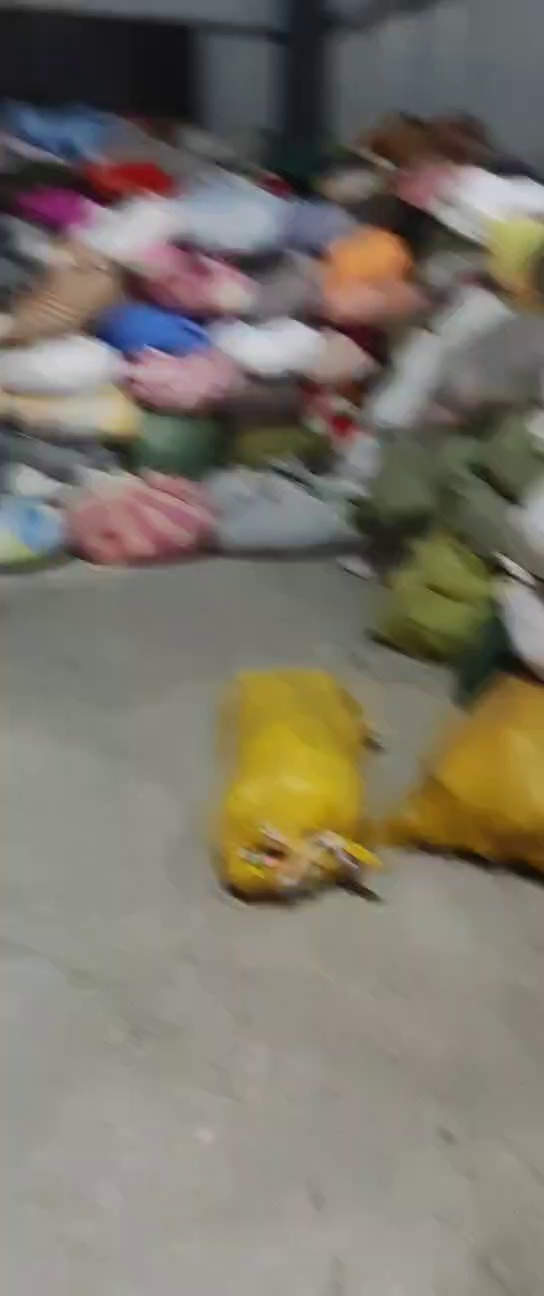 长期出售旧衣服黑料，垃圾鞋子，燃烧料，一起走现货够6.8米一车，货在江苏南通