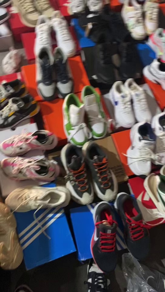 出售新鞋子，库存鞋子，品牌鞋，客户保真，现货有6000多双，货在浙江杭州