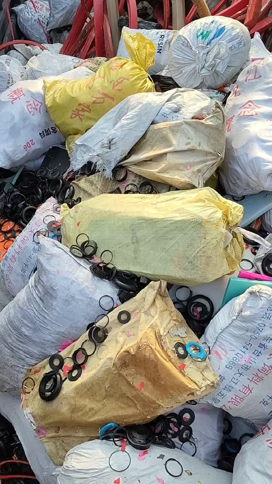 出售PU废料，密封圈和包胶厂下来的，月供70吨