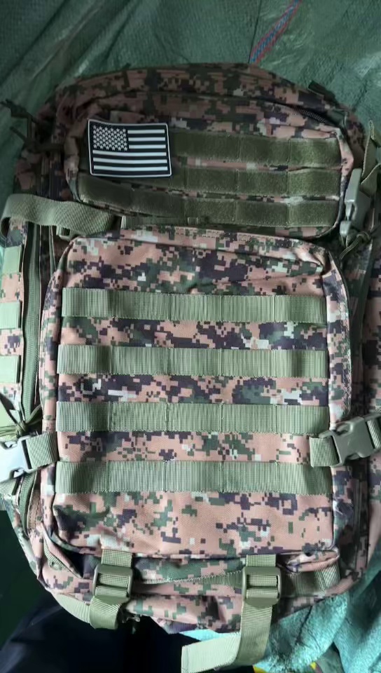 出售库存双肩包，库存包包，迷彩双肩包，现货有900多个，货在广东东莞