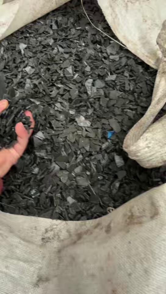 出售黑色PP电瓶壳破碎料，月供120吨，清洗甩干