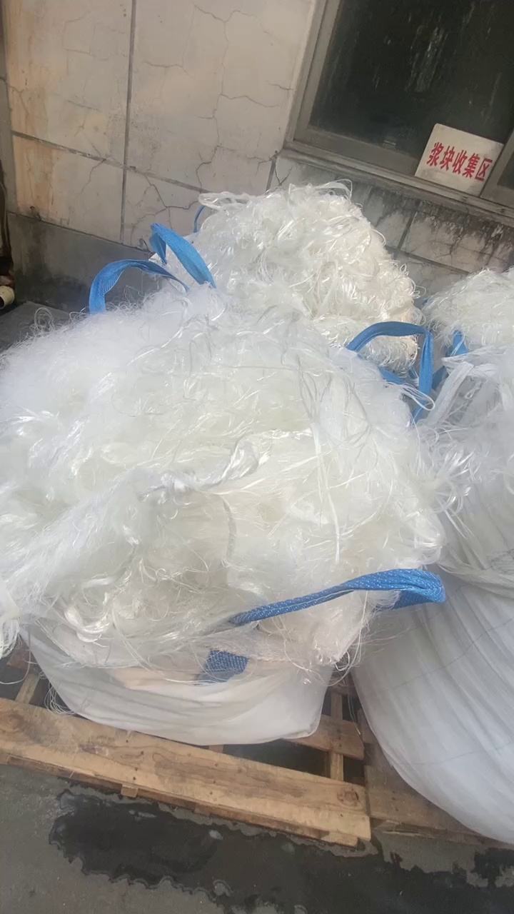 厂家长期出售涤纶丝民用丝，涤纶废丝，服装纺纱下来的，有干丝水丝，每个月有近100吨货，货在浙江杭州