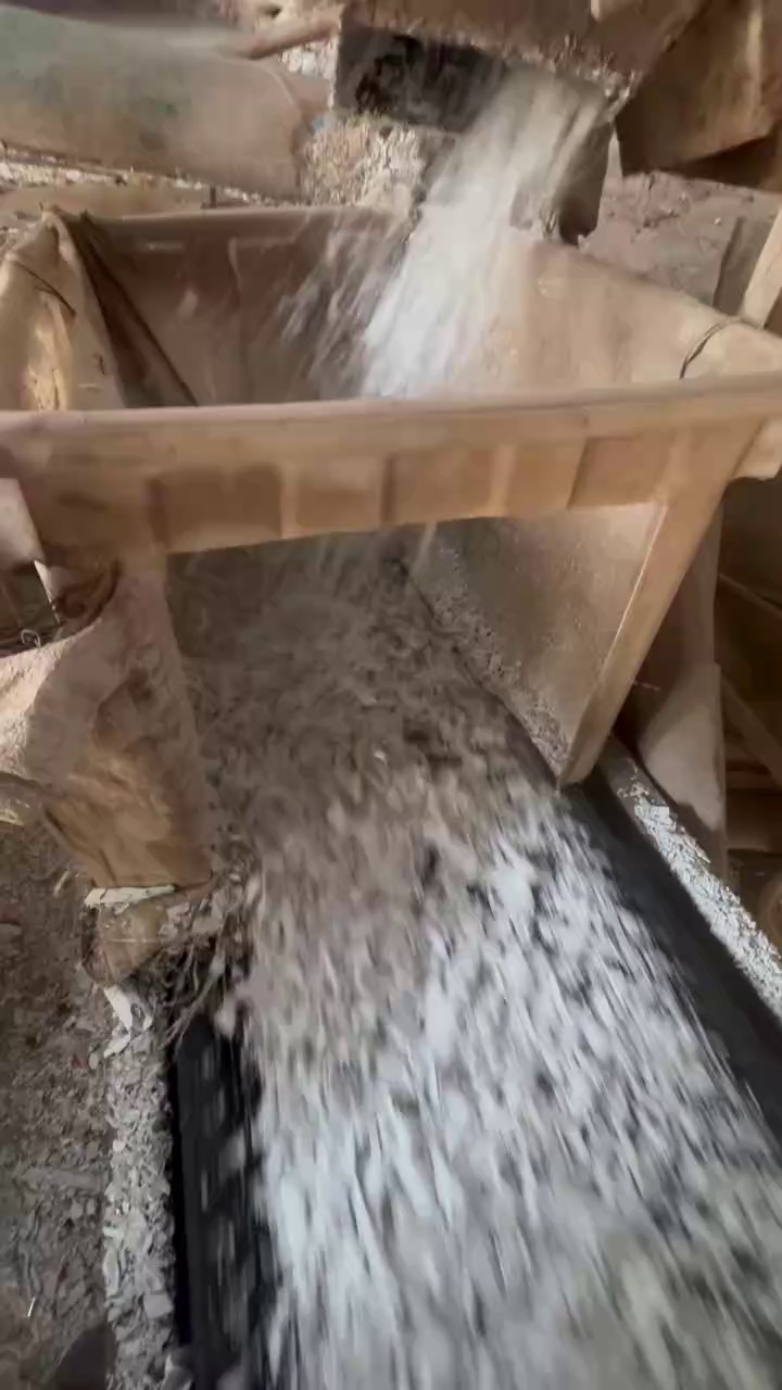 长期出售硬质PVC大小管破碎料，现货五六吨