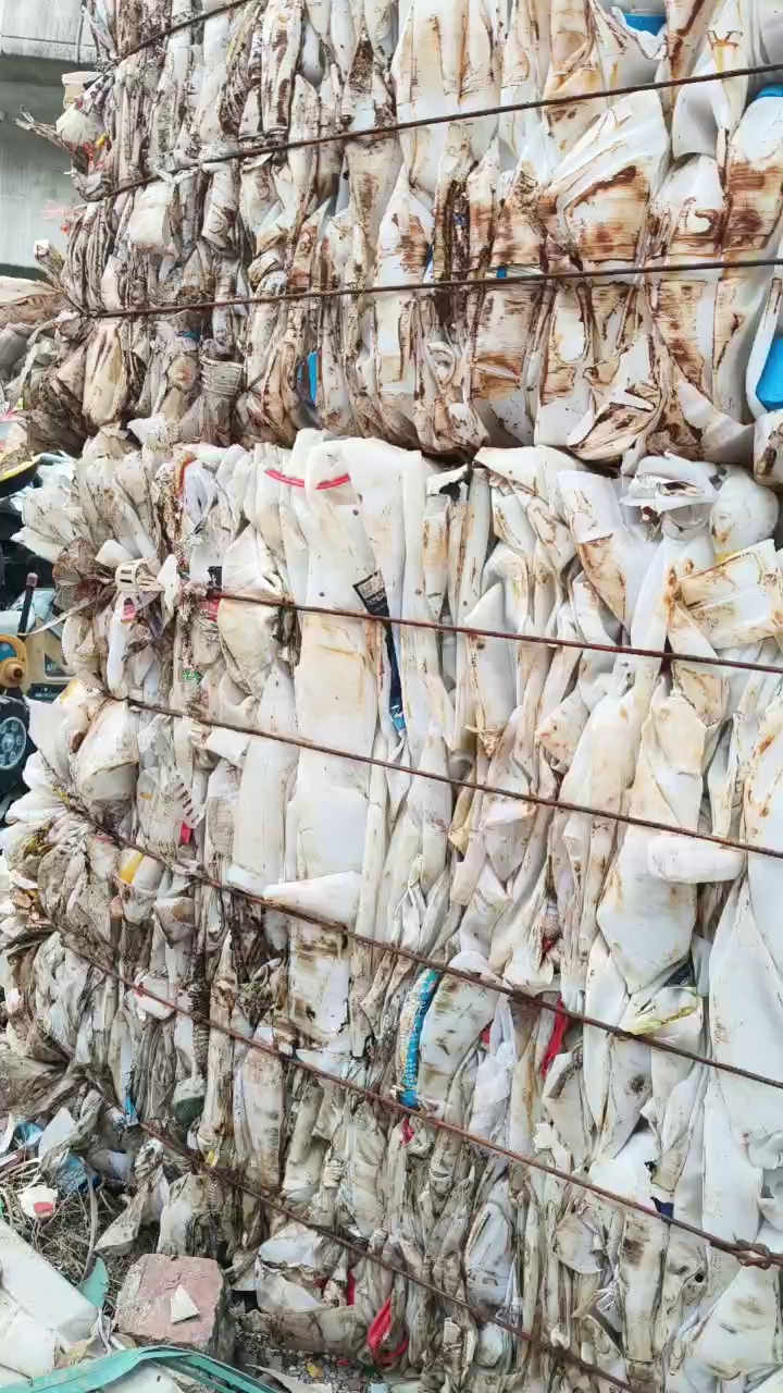 出售PE酱油壶压块，现货8吨左右