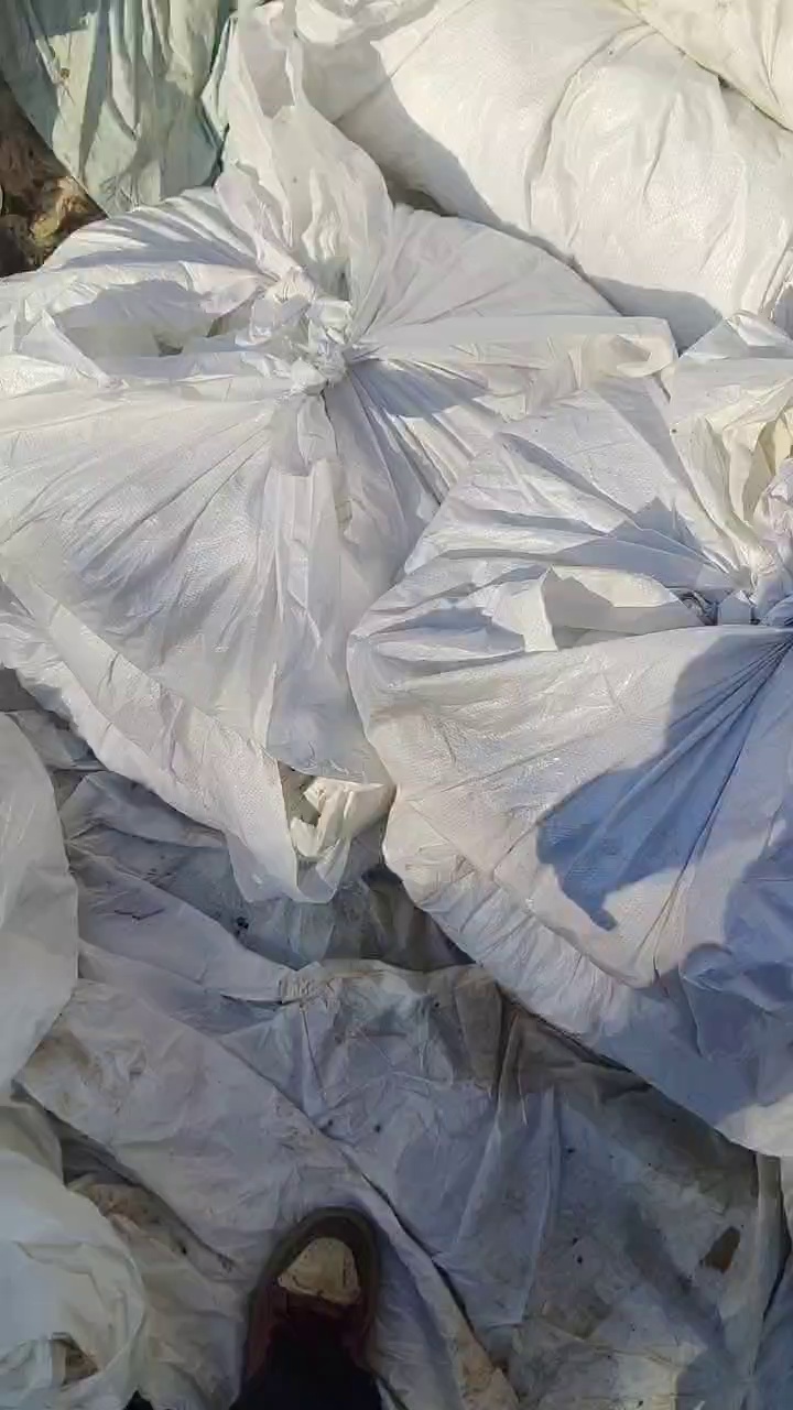 长期出售做湿巾下来的涤纶水刺无纺布，无纺布边角料，湿的的现货二三十吨