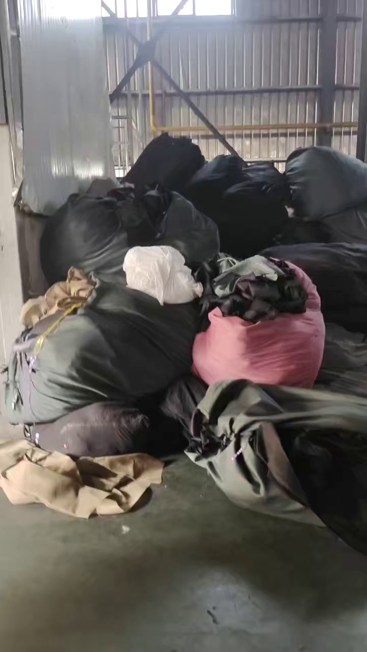 长期出售染厂下来的涤纶废布，涤纶边角料，月供几十吨，货在浙江台州