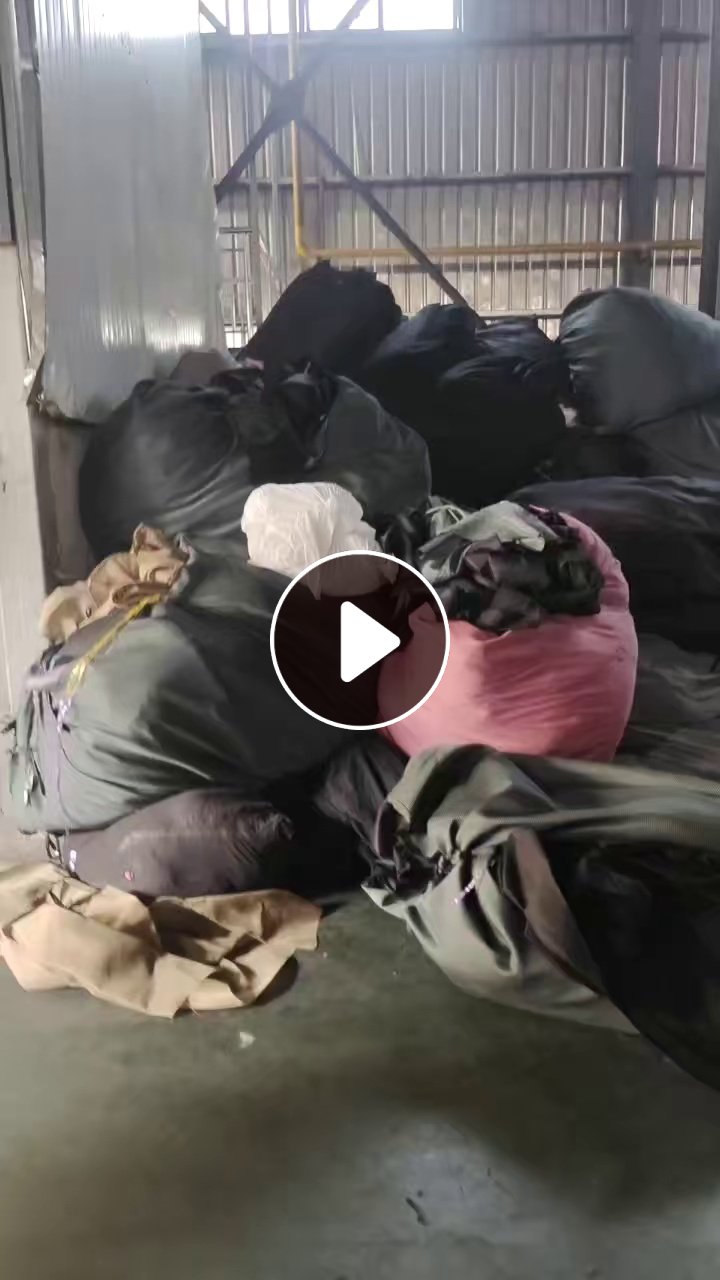 长期出售染厂下来的涤纶废布，涤纶边角料，月供几十吨，货在浙江台州