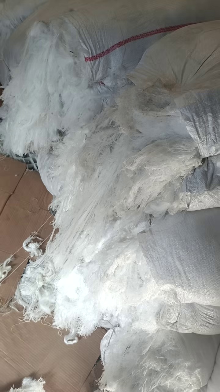 长期出售涤纶废丝，涤纶干丝，150D的可以开花用，月供二三十吨