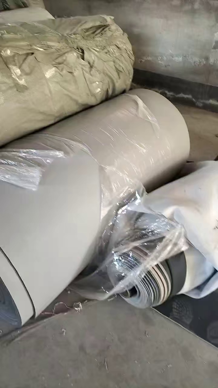 出售库存汽车座椅料，库存汽车革，现货有4吨多，货在山东青岛