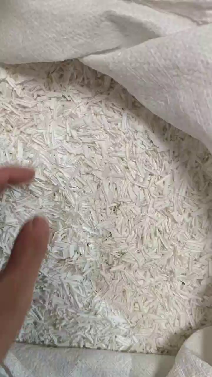 出售尼龙刨丝，主要从板材上下来的，有石膏尼龙板，加纤加硬尼龙板，全新料尼龙板，分开的，9.6一车