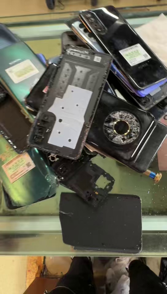 出售手机后盖、手机塑料、手机屏幕玻璃，零部件都有，现货有1-2吨